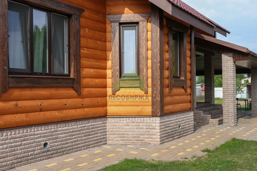 Примыкание деревянной обшивки к окнам и цоколю